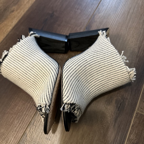 Vince Camuto Chestalan Mule Heel black & white knit upper and fringe detail Sz 8 - Picture 6 of 11